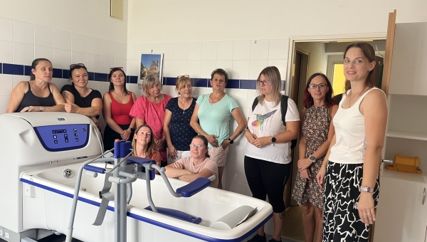 Nová zvedací ošetřovatelská vana a hydraulický zvedák