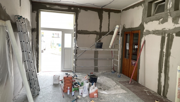 Decent využil prázdniny k rekonstrukci vestibulu mateřské školky a jeslí